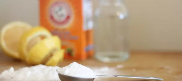 allrengöringsmedel med citron, vinäger och bakpulver